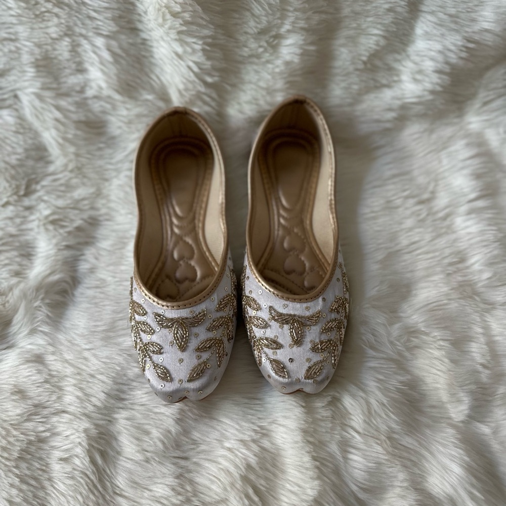 NWOT Elegant White and Gold Women's Shoes/ khussa/ mojri size: 6.5